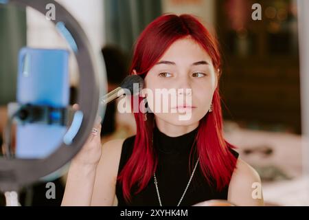Make-up mit Pinsel und Cosmetic Mirror Ring Light auftragen Stockfoto