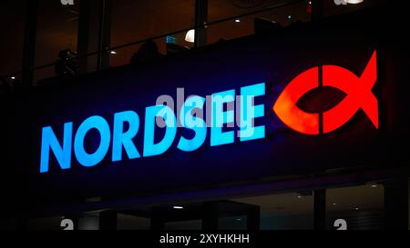 Beleuchtetes Schild für die deutsche Fastfood-Kette Nordsee am Abend in Berlin Stockfoto