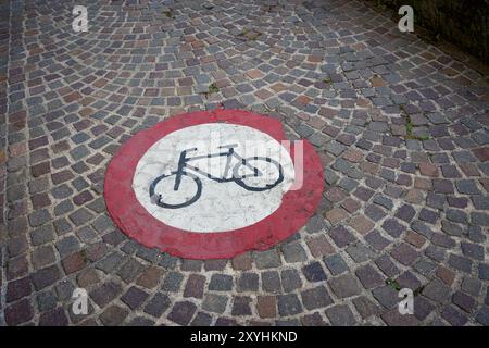 Fahrradverbot an einer Seepromenade am Bodensee in Deutschland Stockfoto