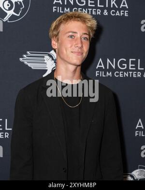 New York, USA. August 2024. Sasha Schreiber besucht die New Yorker Premiere von Across the River and into the Trees im Angelika Film Center in New York am 29. August 2024. (Foto: Lev Radin/SIPA USA) Credit: SIPA USA/Alamy Live News Stockfoto