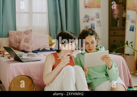 Diskussion Über Schulprojekt Zum Digitalen Tablet Zu Hause Stockfoto