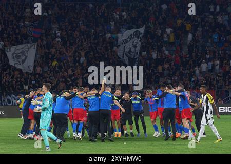 Bukarest, Rumänien. 29. August 2024: Spieler der FCSB feiern am Ende der UEFA Europa League Play-offs 2. Leg-Fußballspiel zwischen FCSB und LASK im Steaua-Stadion in Bukarest. Quelle: Lucian Alecu/Alamy Live News Stockfoto