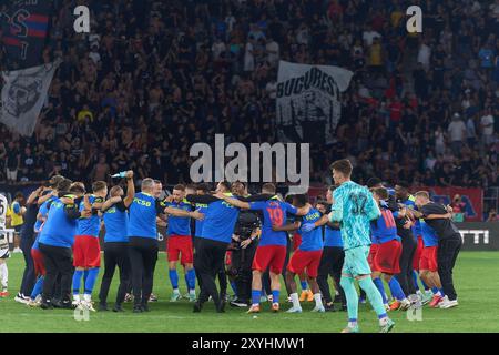 Bukarest, Rumänien. 29. August 2024: Spieler der FCSB feiern am Ende der UEFA Europa League Play-offs 2. Leg-Fußballspiel zwischen FCSB und LASK im Steaua-Stadion in Bukarest. Quelle: Lucian Alecu/Alamy Live News Stockfoto