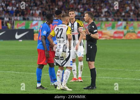 Bukarest, Rumänien. 29. August 2024: Schiedsrichter Felix Zwayer (R) während der UEFA Europa League, Play-offs 2. Leg-Fußballspiel zwischen FCSB und LASK im Steaua-Stadion in Bukarest. Quelle: Lucian Alecu/Alamy Live News Stockfoto