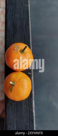 Frische sizilianische Orangen, Mandarinen auf schwarzem Eisenhintergrund Stockfoto