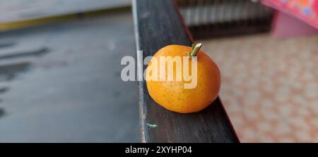 Frische sizilianische Orangen, Mandarinen auf schwarzem Eisenhintergrund Stockfoto