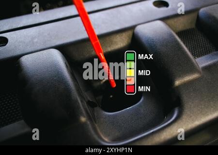 Prüfen des Ölstands in einem Pkw-Motor mit einem Ölmessstab. Fahrzeugwartungskonzept Stockfoto