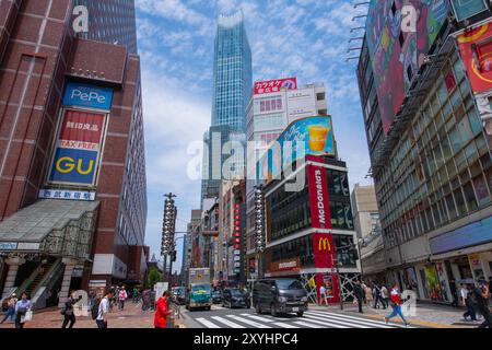 Tokyu Kabukicho Tower und McDonald's Seibu Shinjuku Station in der Ichiban Gai Street in Kabukicho, Shinjuku City, Tokio, Japan. Stockfoto