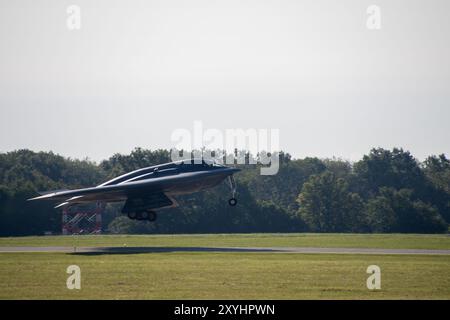 Technik. Sgt. Jacob Henry, Crewchef der 131st Aircraft Maintenance Squadron, startet am 19. Juli 2024 in einem B-2 Spirit Tarnbomber auf der Whiteman Air Force Base, Missouri. Henry wurde zum 131st Bomb Wing’s 2023 Outstanding Crew Chief of the Year für sein Engagement und Engagement für die B-2-Mission in Whiteman und ihre Rolle bei der Verteidigung der Nation ernannt. (Foto der U.S. Air National Guard von Meister Sgt. John E. Hillier) Stockfoto