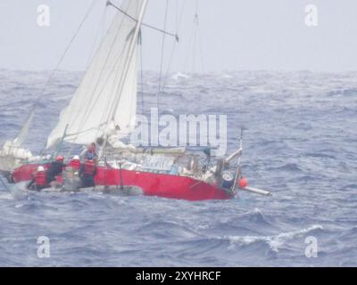 Eine kleine Bootsbesatzung, die dem Arleigh-Bruke-Klasse-Raketenzerstörer USS William P. Lawrence (DDG 110) zugeordnet ist, unterstützt Personen von dem unter französischer Flagge fahrenden Segelschiff Albroc bei Rettungseinsätzen im Pazifischen Ozean, 26. August 2024. Die U.S. Navy und die U.S. Coast Guard haben die Rettung einer verzweifelten Frau, eines Kindes und ihrer Haustiere aus einem Segelboot abgeschlossen, das 925 Meilen vor Honolulu vom Wetter heimgesucht wurde. (Foto der U.S. Navy von Petty Officer 1st Class Randall Weigand) Stockfoto