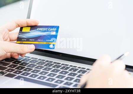Online-Shopping-Konzept. Nahaufnahme der weiblichen Hände halten Kunststoff-Kreditkarte und mit Laptop Online-Zahlung Stockfoto