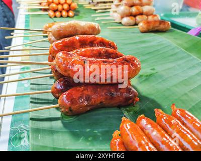 Nahaufnahme von Wurst zum Verkauf vorbereitet, Street Food in Jomtien Nachtmarkt (Pattaya) Thailand Stockfoto