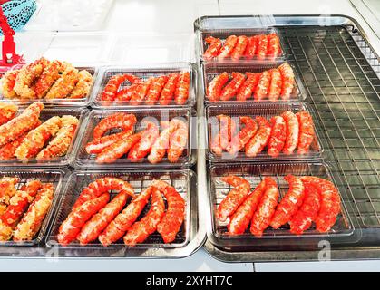 Nahaufnahme von Street Food zum Verkauf in Jomtien Nachtmarkt (Pattaya) Thailand vorbereitet Stockfoto