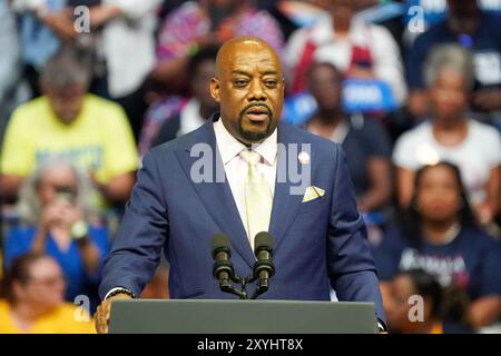 Der Bürgermeister von Savannah Van R. Johnson II. Spricht am 29. August 2024 in Savannah, Georgia, USA, während einer Wahlkampfkundgebung in der Enmarket Arena. NUR FÜR REDAKTIONELLE ZWECKE. Quelle: Julia Beverly/Alamy Live News Stockfoto