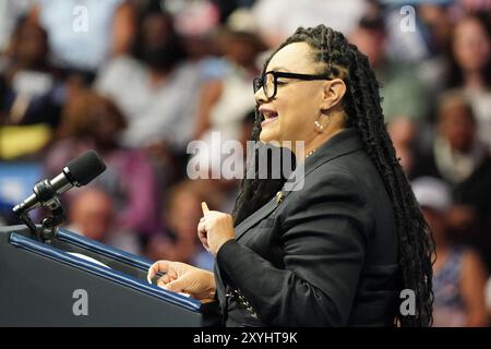 Die Kongressabgeordnete Nikema Williams spricht am 29. August 2024 in Savannah, Georgia, USA, während einer Kamala Harris-Wahlkampfkundgebung in der Enmarket Arena. NUR FÜR REDAKTIONELLE ZWECKE. Quelle: Julia Beverly/Alamy Live News Stockfoto