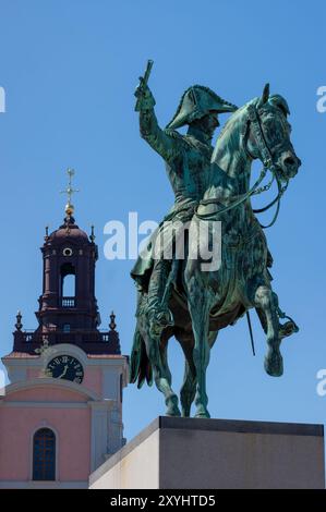 Reiterstatue von König Karl XIV. Johan, auch bekannt als Carl XIV. Johan, und Storkyrkan-Glockenturm in der Nähe des Königspalastes in Gamla Stan, Stockholm. Stockfoto