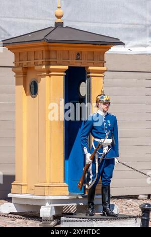 Königliche Garde in zeremonieller Uniform im Kungliga Slottet (Königspalast), Gamla Stan, Stockholm, Schweden, mit Aufgaben außerhalb des Palastes. Stockfoto