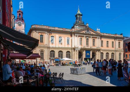 Stortorget (der große Platz) und Börshuset (Börsengebäude) in Gamla Stan, Stockholm, Schweden, mit dem Nobelpreismuseum und Cafés im Freien. Stockfoto