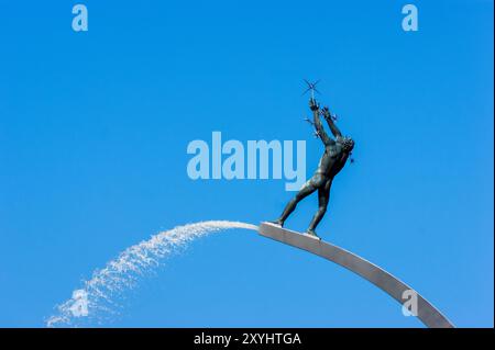 Nahaufnahme von Gud Fader på Himmelsbågen (Gott Vater auf dem Himmelsbogen) von Carl Milles, Friedensdenkmal auf einem 18 Meter langen Stahlbogen, Nacka Strand. Stockfoto