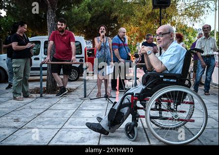 Athen, Griechenland. August 2024. Demonstranten protestieren gegen eine Vertreibung der Familie aus ihrem Haus aufgrund von Zwangsvollstreckungen. Die Demonstranten beschuldigen die Banken, die Gelder und die griechische Regierung für Grausamkeit, da sie behaupten, dass die Familie, die ihre Hypothek nicht zurückzahlen kann, ein behindertes Kind habe. Das Land steht vor einem sich verschärfenden Wohnungsmangel, der zu einem ernsten sozialen Problem geworden ist und für normale Haushalte äußerst unerschwinglich ist. Quelle: Dimitris Aspiotis/Alamy Live News Stockfoto