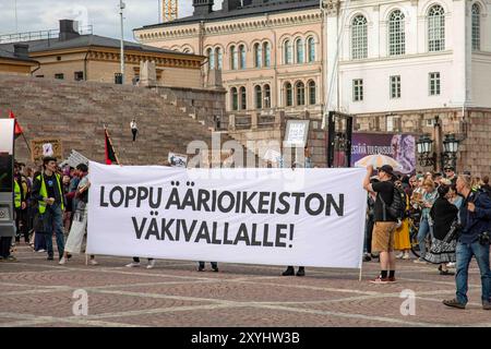 Demonstranten halten Loppu äärioikeiston väkivallalle fest! Banner beim Protest gegen rechtsextreme Gewalt auf dem Senatsplatz in Helsinki, Finnland Stockfoto