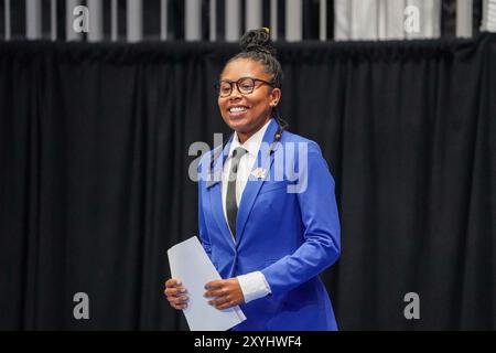 Katelyn Green, Präsidentin der Studentenregierung der Savannah State University, stellt die Präsidentschaftskandidatin der Demokratischen Partei, Kamala Harris, während ihrer Wahlkampfveranstaltung in der Enmarket Arena am 29. August 2024 in Savannah, Georgia, USA, vor. NUR FÜR REDAKTIONELLE ZWECKE. Quelle: Julia Beverly/Alamy Live News Stockfoto