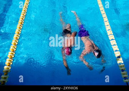 Kiew, Oblast Kiew, Ukraine. August 2024. Zwei Soldaten, die Beine verloren hatten, konkurrierten um den Sieg auf 1000 Metern Schwimmwettbewerb einer Mannschaft mit ukrainischen Soldaten, die an der Front verletzt wurden. Viele der Soldaten verloren im Kampf Gliedmaßen, während andere einen Teil ihres Körpers gelähmt hatten. Schwimmen hilft ihnen bei den Erholungsprozessen. (Kreditbild: © Andreas Stroh/ZUMA Press Wire) NUR REDAKTIONELLE VERWENDUNG! Nicht für kommerzielle ZWECKE! Stockfoto