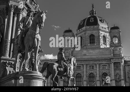 Reiterstatuen am Maria-Theresia-Denkmal, hinter dem Naturkundemuseum, Schwarzweiß-Foto, Maria-Theresia-Platz, MuseumsQuartier Stockfoto