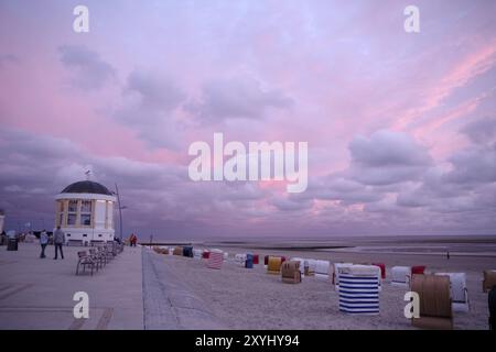 Borkum, Pavillon, stimmungsvoll, Liegestühle, Abend, Wolken, rosa, Landschaft, Niedersachsen, Deutschland, bei Sonnenuntergang auf der Nordseeinsel Borkum, die Stockfoto