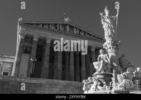 Pallas-Athena Fountain, die Göttin der Weisheit, hält einen Speer in der linken Hand und die Göttin des Sieges Nike in der rechten Hand, hinter ihr den Buil Stockfoto