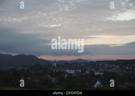 Winterberg, Stadtzentrum, Sonnenaufgang, Landschaft, Himmel, Wolken, Nordrhein-Westfalen, Deutschland, Blick auf das Zentrum von Winterberg, Europa Stockfoto