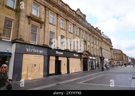 Aktenfoto vom 08/24 von Fenstern von Geschäften in Newcastle, die vor einer rechtsextremen Demonstration in Newcastle verschlossen waren. Unruhen in Großbritannien Anfang dieses Monats haben die Kundenzahlen „stark beeinträchtigt“, da viele Verbraucher während der gewaltsamen Unruhen von Geschäften und Einzelhandelsgeschäften ferngeblieben sind. Die jüngsten Zahlen des British Retail Consortium (BRC)-Sensormatic IQ zeigen, dass die Zahl der britischen Zuschauerzahlen im August um 0,4 % zurückging und zum 13. Monat in Folge rückläufig war. Ausgabedatum: Freitag, 30. August 2024. Stockfoto