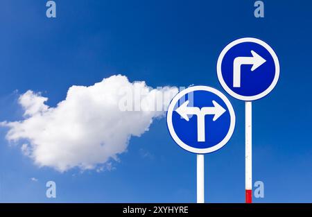 Kurviger Straßenverkehr, Schild über blauem Himmel, rechts abbiegen Stockfoto