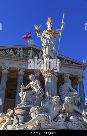 Pallas-Athena Brunnen, die Göttin der Weisheit, mit einem Speer in der linken Hand, die Göttin des Sieges Nike in der rechten Hand, hinter ihr die Bauerin Stockfoto