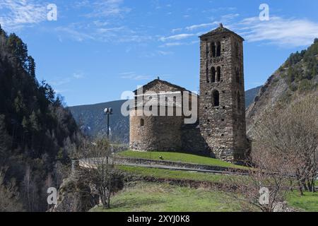 Romanische Steinkirche in einer malerischen Berglandschaft mit gruenem Rasen und blauem Himmel, Kirche Sant Joan de Caselles, Canillo, Pyrenäen, für Stockfoto