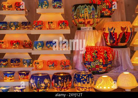 Bunte Teelichter in einem Verkaufsstand auf dem Weihnachtsmarkt im Rathaus, Wien, Österreich, Europa Stockfoto