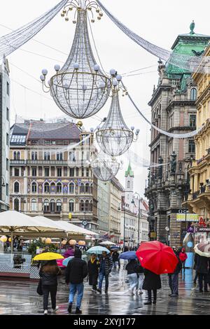 Weihnachtsbeleuchtung, Passanten mit bunten Schirmen, in der Fußgängerzone Graben, Wien, Österreich, Europa Stockfoto