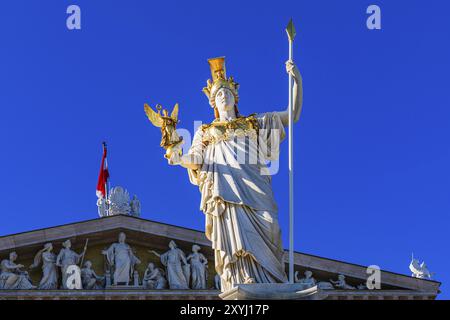 Pallas-Athena Brunnen, die Göttin der Weisheit, mit einem Speer in der linken Hand, die Göttin des Sieges Nike in der rechten Hand, hinter ihr die Bauerin Stockfoto