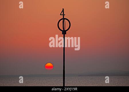 Portobello, Edinburgh, Schottland, Großbritannien. 30. August 2024. Subtiler Sonnenaufgang ohne das raue Licht, das mit dem Morgenlicht assoziiert ist. 10 Grad Celsius ohne Brise. Quelle: Arch White/Alamy Live News Stockfoto