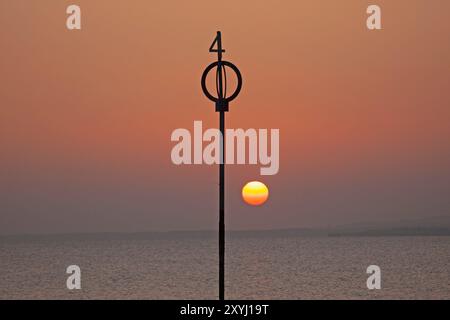 Portobello, Edinburgh, Schottland, Großbritannien. 30. August 2024. Subtiler Sonnenaufgang ohne das raue Licht, das mit dem Morgenlicht assoziiert ist. 10 Grad Celsius ohne Brise. Quelle: Arch White/Alamy Live News Stockfoto