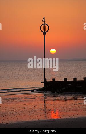 Portobello, Edinburgh, Schottland, Großbritannien. 30. August 2024. Subtiler Sonnenaufgang ohne das raue Licht, das mit dem Morgenlicht assoziiert ist. 10 Grad Celsius ohne Brise. Quelle: Arch White/Alamy Live News Stockfoto