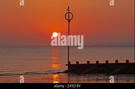 Portobello, Edinburgh, Schottland, Großbritannien. 30. August 2024. Subtiler Sonnenaufgang ohne das raue Licht, das mit dem Morgenlicht assoziiert ist. 10 Grad Celsius ohne Brise. Quelle: Arch White/Alamy Live News. Stockfoto