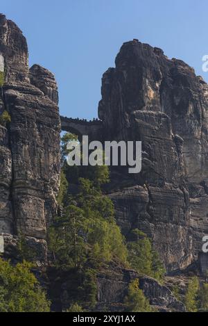 Blick von der Elbe auf die Basteibrücke in der Sächsischen Schweiz Stockfoto