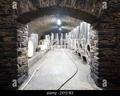 Edelstahl-Weinfässer im Weinkeller des Weinkellers für die Gärung von Rieslingweinen, Bernkastel-Kues, Mosel, Rheinland-Pfalz Stockfoto