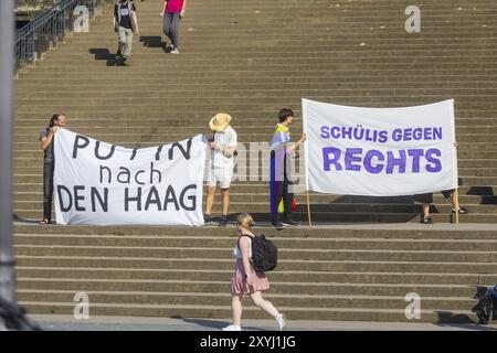 Wahlkampfveranstaltung der BSW-Allianz Sahra Wagenknecht auf dem Dresdner Schlossplatz. Gegendemonstratoren auf Brühls Terrasse, Wahlkamera Stockfoto