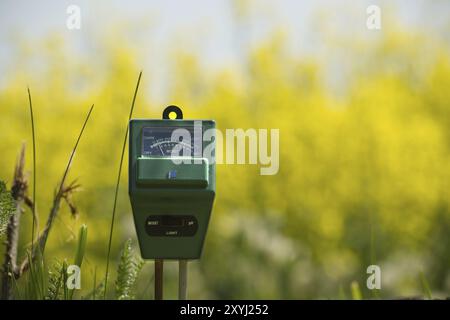 Landwirtschaftsmessgerät in Nahaufnahme über unscharfen Hintergrund. Hochtechnologie-Landwirtschaftskonzept Stockfoto