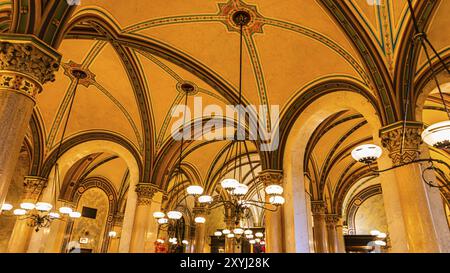 Kronleuchter, Säulen und gewölbte Decken im Cafe Central, Herrengasse, Wien, Österreich, Europa Stockfoto