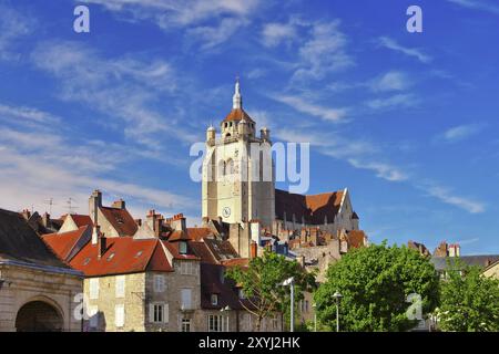 Die Stadt Dole mit Kirche, die Stadt Dole und die Kirche in Frankreich Stockfoto