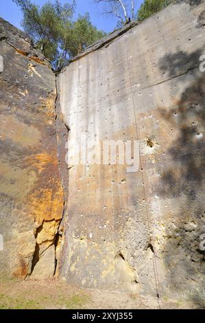 Natürliche Kletterwand aus Sandstein in einem Steinbruch. Natürliche Kletterwand in der Tschechischen Republik Stockfoto