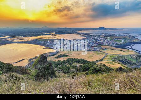 Jeju-Insel Südkorea, Sonnenuntergang über der Naturlandschaft bei der Skyline von Jeju-Stadt, Blick von Seongsan Ilchulbong Stockfoto